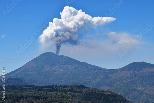 Volcán Pacaya haciendo erupción, volcán activo en Guatemala. Espacio para texto al lado derecho.