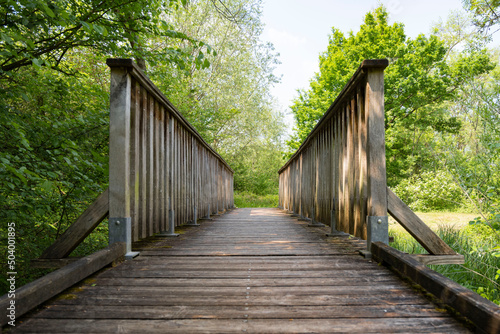 pont de bois droit dans un parc