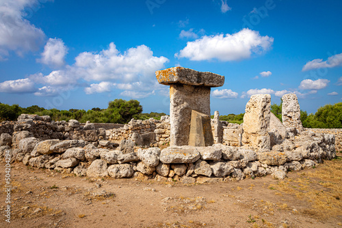 "taula" del asentamiento talaiótico de Trepucó en Menorca, típica construcción prehistórica de la isla