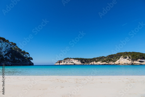 Aguas turquesas y arena blanca de la playa de Cala Galdana, en Menorca (Islas Baleares, España)