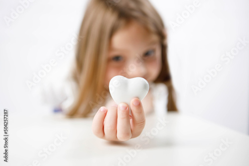 Białe serce - symbol miłości - znak miłości - the power of love - czysta miłość dziecka i bezgraniczne zaufanie do świata - niewinność - zaufanie - czystość - kocham