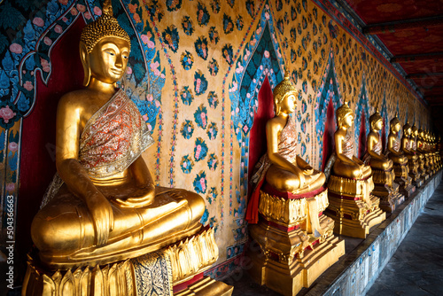 Budas dorados y coloridos en templo Wat Pho, Bangkok, Tailandia