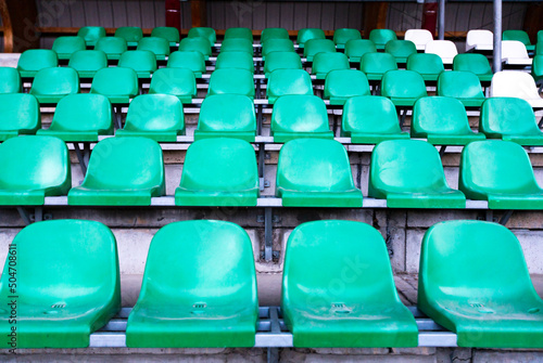 stadion sportowy widownia pusta zielone fotele na wprost