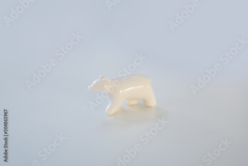 Ours polaire miniature en porcelaine - fonte des glaces