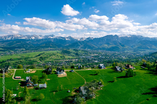 Polskie Podhale wiosną i góry wysokie Tatry, panorama z lotu ptaka.