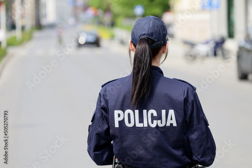 Policjantka w niebieskim mundurze podczas pracy w mieście.