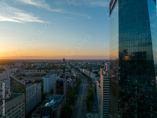 Centrum Warszawy, widok na wieżowce i biurowce, zbliżenie z lotu ptaka z drona, zachód słońca, wiosna, niebieskie niebo