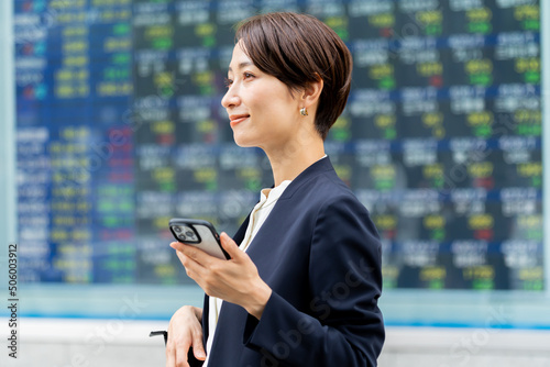 株価を気にする日本人女性