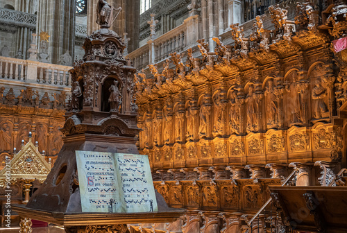 Códice de salmos y cantos gregorianos en el coro de la catedral gótica de Salamanca, España