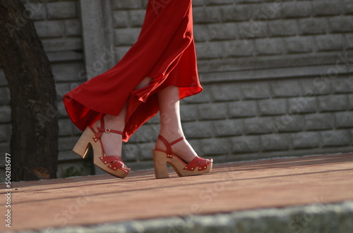 nogi, czerwień, sandały, spodnium. platforma, dziewczyna