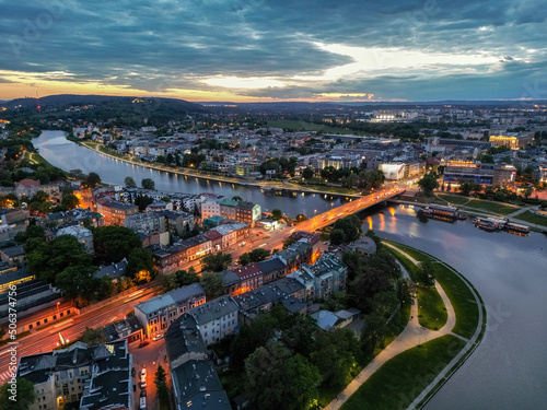 Most Dębnicki w Krakowie widok z góry nocny na oświetlone ulice.