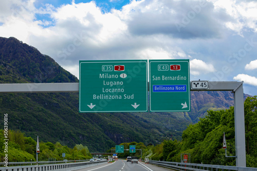 Panneau de direction sur l'autoroute en Suisse