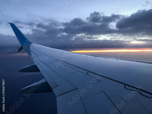 avion,aile,aile d'avion,vol,voyage,tourisme,vacances,ciel,nuage,charter,destination,liberté,nuages,bleu,soleil,couché de soleil,nuit,soir,soirée