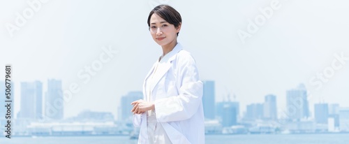 白衣を着た日本人女性