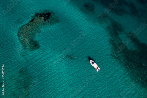 Un bateau à moteur ancré dans l'anse de la plage de Moara dans le sud Corse