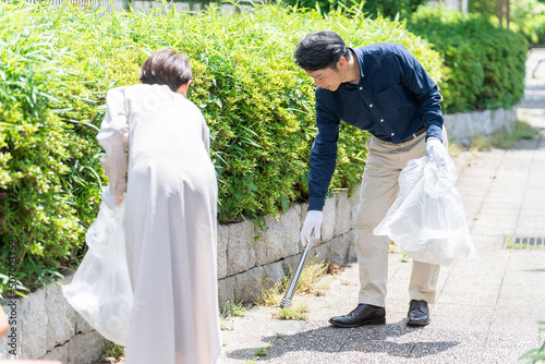 ボランティアでゴミ拾いをする人々（清掃・掃除・社会貢献）