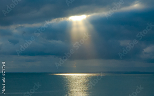 Coucher de soleil sur la mer avec halo