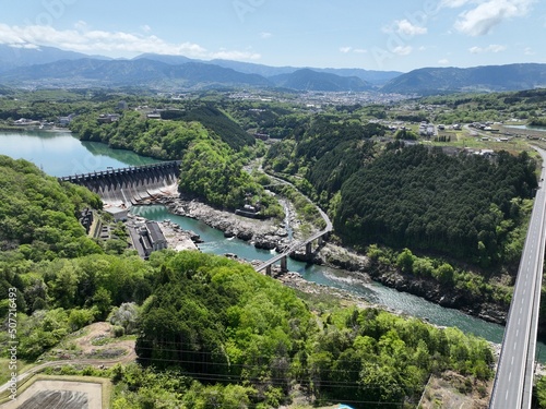 岐阜県大井ダム、橋をドローン空撮した風景。