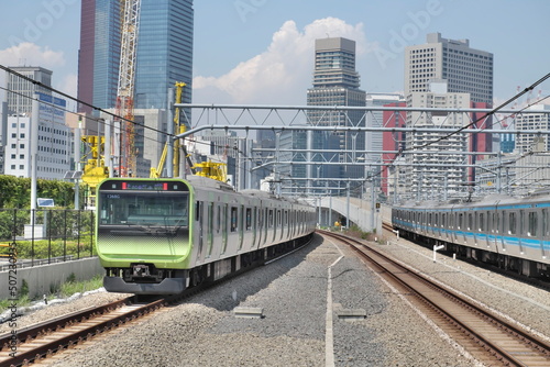 ビルを背景に走るＪＲ東日本【山手線】の最新車両（高輪ゲートウェイ駅付近 2022） Railway scenery in Tokyo