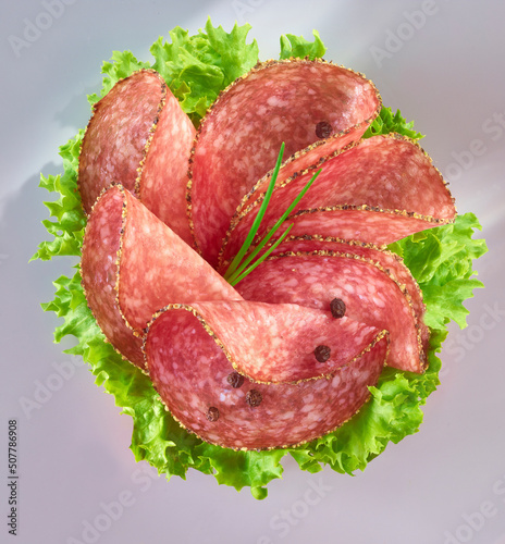 Pfeffer Salami Auf Salat mit Schnittlauch