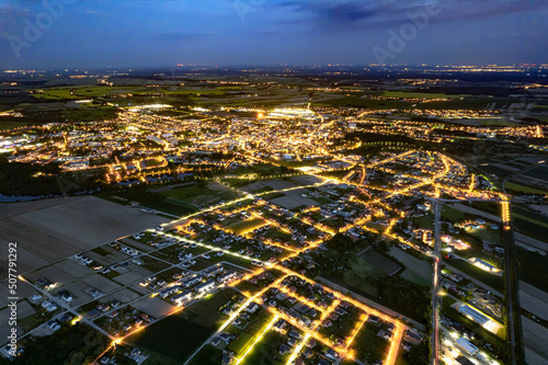 Widok na miasto z lotu ptaka nocą dronem, całe osiedle i zabudowa miejska Oleśnica Wrocław