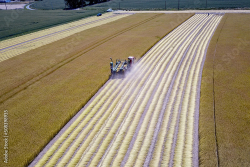 Arrachage d'un champ de lin en Normandie, vue aérienne en drone.