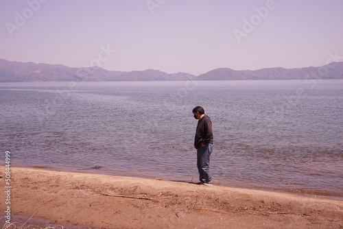 日本 福島県 猪苗代湖 散歩する男性