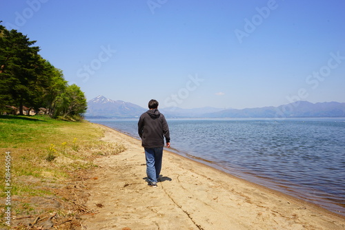 日本 福島県 猪苗代湖 散歩する男性