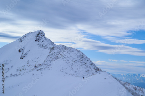 冬の群馬県利根郡 剣ヶ峰山に向かう50m直下の稜線から山頂を見る