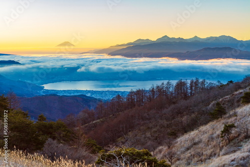 高ボッチ高原から眺める夜明けの富士山と諏訪湖