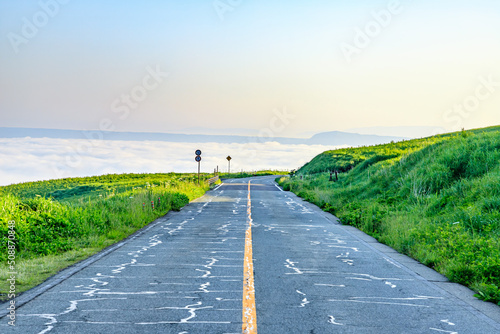 初夏の阿蘇吉田線と雲海 熊本県阿蘇市 Aso Yoshida Line and Sea of ​​Clouds in early summer. Kumamoto-ken Aso city.