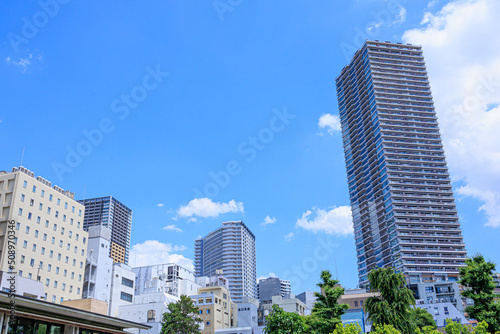 豊島区立南池袋公園から見上げた青空と高層マンション