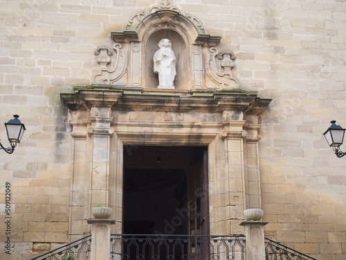 fachada de la iglesia de sant jaume de arbeca, estilo neoclásico, ornacina con la imágen de la virgen con el niño en el brazo derecho, lérida, españa, europa