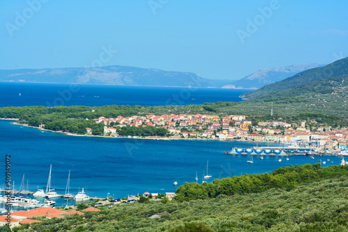  costa nei dintorni dell'isola di krk croazia con vista porto turistico