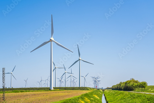Windkraftanlagen an der Nordsee, Niedersachsen, Deutschland 