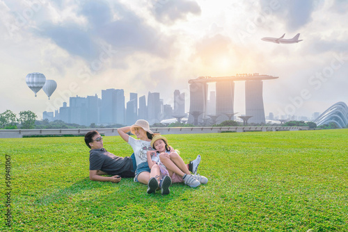 Tourists are traveling happily in Singapore.