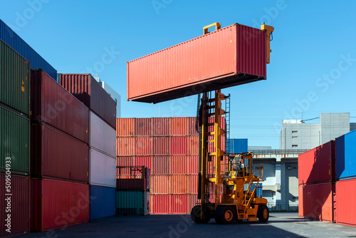 Toplifter " forklift" for stacking containers in the import / export logistic zone: shipping industry