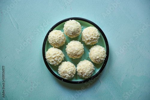rafaello , kokosowe ciasteczka na niebieskim tle 