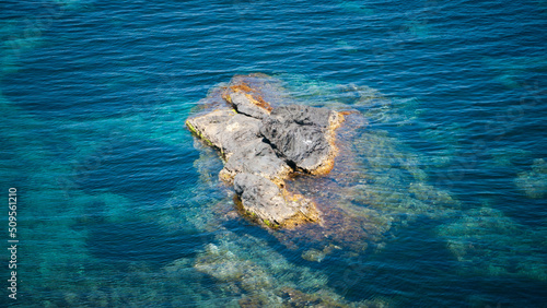 Islote rocoso en mar mediterraneo