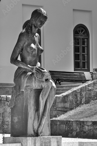 Rzeźba kobiety - wodnik przy fontannie