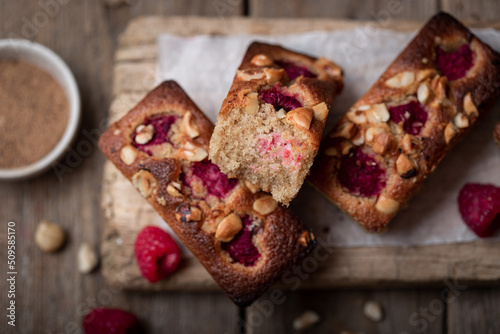 gâteaux moelleux financier cakes fait maison aux framboises et noisettes