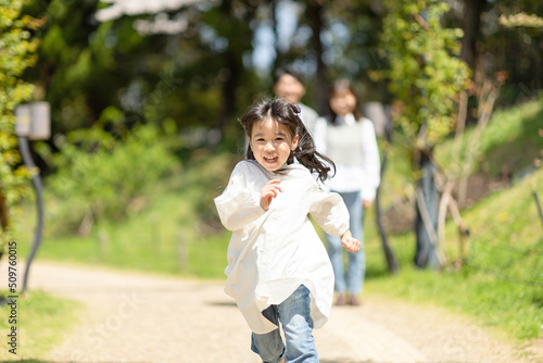 公園を走る子供