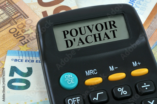 Concept de pouvoir d'achat avec une calculatrice posée sur des billets de banque en euros