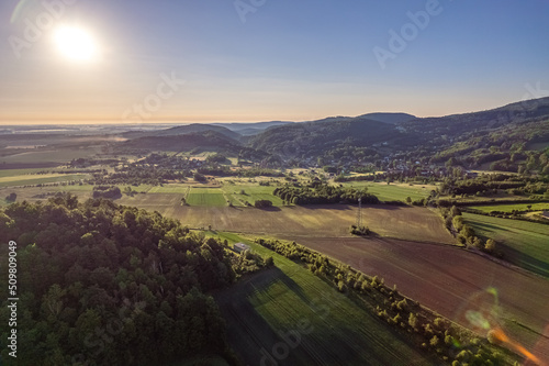 Góry Opawskie to najdalej na wschód wysunięte pasmo polskich Sudetów, W Czechach nazywane są Zlatohorską Vrchoviną, która jest traktowana jako część Jeseników, panorama z lotu ptaka latem