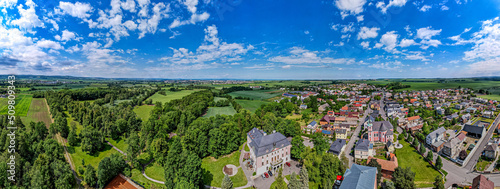 Zamek Kravere w Czechach, panorama z lotu ptaka latem
