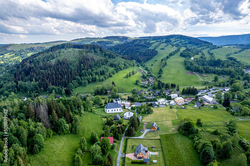 Góry Opawskie to najdalej na wschód wysunięte pasmo polskich Sudetów, W Czechach nazywane są Zlatohorską Vrchoviną, która jest traktowana jako część Jeseników, panorama z lotu ptaka latem