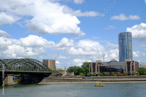 Blick von der Altstadt auf Hohenzollernbrücke, KölnTriangle und Hyatt Regency vor blauem Himmel mit weißen Wolken im Sonnenschein am 06.06.2022 am Rheinufer in Deutz in Köln am Rhein