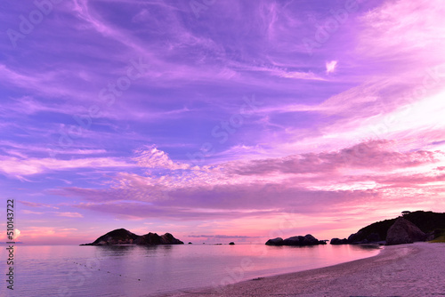 青から赤へ変化する沖縄の夕焼け