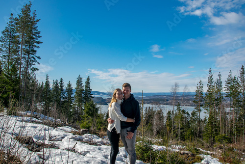 Zakochana para na tle ośnieżonej panoramy norweskie fiordy