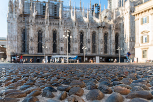 Katedra duomo w Mediolanie, widok na kamienny bruk przed katedrą